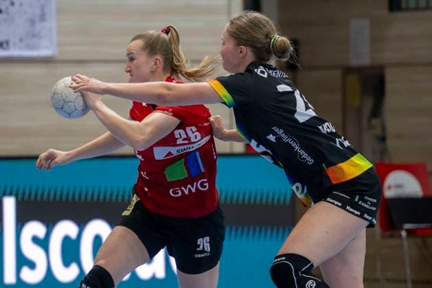 Handball Bundesliga Frauen, Saison 2025 2026 SV Union Halle-Neustadt vs.VfL Oldenburg Halle, Deutschland 01.Oktober 2025: Im Bild:v. li. im Zweikampf Cara Reuthal (Halle) und Laurentia Wolff (Oldenburg) Halle Saale SWH Arena Sachsen-Anhalt Deutschland