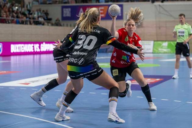 Handball Bundesliga Frauen, Saison 2025 2026 SV Union Halle-Neustadt vs.VfL Oldenburg Halle, Deutschland 01.Oktober 2025: Im Bild:v.li.Jenny Behrend (Oldenburg) und Viktoria Marksteiner (Halle) Halle Saale SWH Arena Sachsen-Anhalt Deutschland