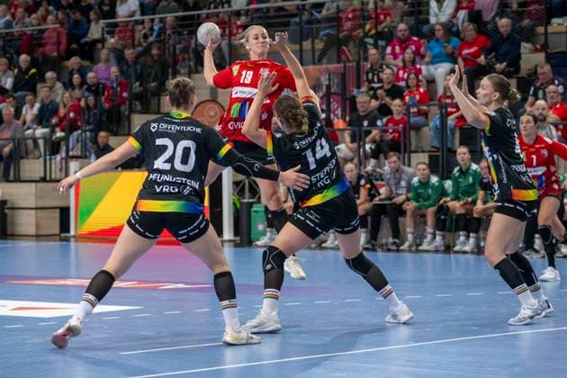 Handball Bundesliga Frauen, Saison 2025 2026 SV Union Halle-Neustadt vs.VfL Oldenburg Halle, Deutschland 01.Oktober 2025: Im Bild:v.li.Ariane Pfundstein (Oldenburg), Lea Gruber (Halle) und Marie Steffen (Oldenburg) Halle Saale SWH Arena Sachsen-Anhalt Deutschland