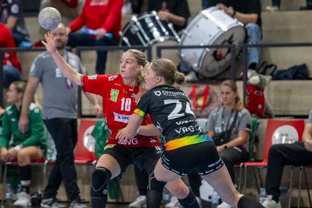 Handball Bundesliga Frauen, Saison 2025 2026 SV Union Halle-Neustadt vs.VfL Oldenburg Halle, Deutschland 01.Oktober 2025: Im Bild:v.li.Viktoria Marksteiner (Halle) und Laurentia Wolff (Oldenburg) Halle Saale SWH Arena Sachsen-Anhalt Deutschland
