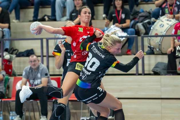 Handball Bundesliga Frauen, Saison 2025 2026 SV Union Halle-Neustadt vs.VfL Oldenburg Halle, Deutschland 01.Oktober 2025: Im Bild:v. li. im Zweikampf Lynn Molenaar (Halle) und Jenny Behrend (Oldenburg) Halle Saale SWH Arena Sachsen-Anhalt Deutschland