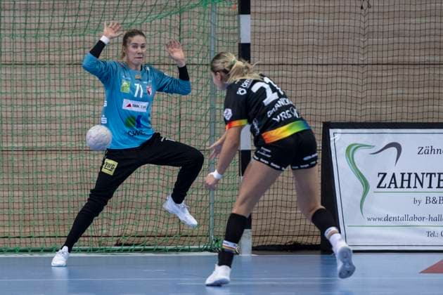 Handball Bundesliga Frauen, Saison 2025 2026 SV Union Halle-Neustadt vs.VfL Oldenburg Halle, Deutschland 01.Oktober 2025: Im Bild:v.li.Torhueterin Ela Szott (Halle) und Joanna Granicka (Oldenburg) Halle Saale SWH Arena Sachsen-Anhalt Deutschland