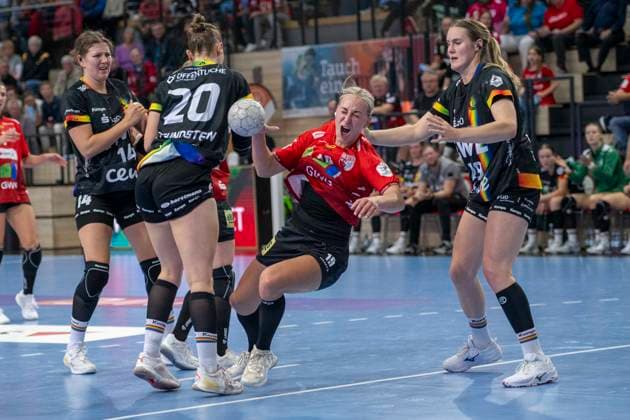 Handball Bundesliga Frauen, Saison 2025 2026 SV Union Halle-Neustadt vs.VfL Oldenburg Halle, Deutschland 01.Oktober 2025: Im Bild:v. li. im Zweikampf Ariane Pfundstein (Oldenburg), Lea Gruber (Halle) und Paulina Golla (Oldenburg) Halle Saale SWH Arena Sachsen-Anhalt Deutschland