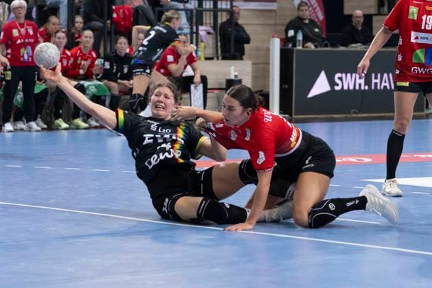 Handball Bundesliga Frauen, Saison 2025 2026 SV Union Halle-Neustadt vs.VfL Oldenburg Halle, Deutschland 01.Oktober 2025: Im Bild:v.li.Marie Steffen (Oldenburg) und Lynn Molenaar (Halle) Halle Saale SWH Arena Sachsen-Anhalt Deutschland