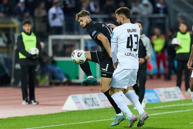 Zweikampf zwischen Ekin Celebi (1. FC Schweinfurt 05, 11) und Leon Dajuku (SSV Ulm 1846, 43) GER, SSV Ulm 1846 vs. 1. FC Schweinfurt , Fussball, Herren, 3. Liga, 9. Spieltag, Spielzeit 2025 2026, 30.09.2025 GER, SSV Ulm 1846 vs. 1. FC Schweinfurt , Fussball, Herren, 3. Liga, 9. Spieltag, Spielzeit 2025 2026, 30.09.2025 Ulm Copyright: xEibner-Pressefoto GeraldxOelze-dexStoppanyx EP_ODS
