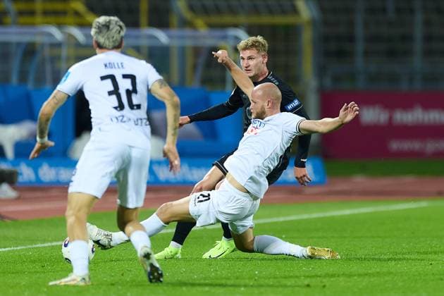 Marcel Seegert (SSV Ulm 1846, 21) graetscht vo Jakob Transziska (1. FC Schweinfurt 05, 17) GER, SSV Ulm 1846 vs. 1. FC Schweinfurt , Fussball, Herren, 3. Liga, 9. Spieltag, Spielzeit 2025 2026, 30.09.2025 GER, SSV Ulm 1846 vs. 1. FC Schweinfurt , Fussball, Herren, 3. Liga, 9. Spieltag, Spielzeit 2025 2026, 30.09.2025 Ulm Copyright: xEibner-Pressefoto GeraldxOelze-dexStoppanyx EP_ODS