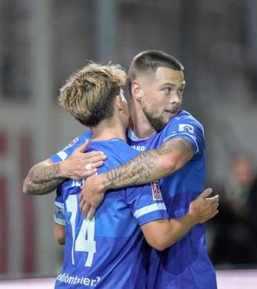 01.10.2025, Hänsch-Arena, Meppen, GER, Regionalliga-Nord, 12. Spieltag: SV Meppen vs HSC Hannover, Thorben Deters (SV Meppen 14) jubelt mit Julian Ulbricht (SV Meppen 10) nach seinem 1:0-Treffer DFL REGULATIONS PROHIBIT ANY USE OF PHOTOGRAPHS AS IMAGE SEQUENCES AND OR QUASI-VIDEO. Meppen Niedersachsen Deutschland Hänsch-Arena
