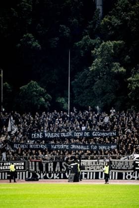 Fussball, Saison 2025 2026, 3. Liga, Donaustadion Ulm, 9. Spieltag, SSV Ulm 1846 Fußball - 1. FC Schweinfurt 05, 01.10.2025 01.10.2025, Fussball, Saison 2025 2026, 3. Liga, Donaustadion Ulm, 9. Spieltag, SSV Ulm 1846 Fußball - 1. FC Schweinfurt 05, Die Fans des SSV Ulm im D-Block Donaustadion mit einem Spruchband zum Abriss der Jahnhalle neben dem Stadion Foto: Lucca Fundel Ulm Donaustadion Baden-Württemberg Deutschland