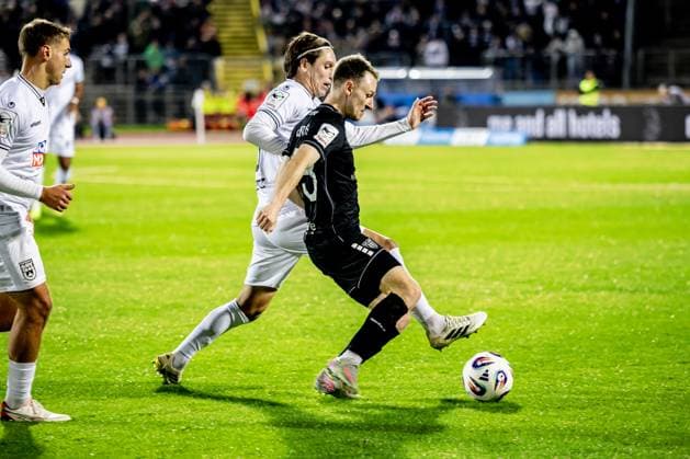 Fussball, Saison 2025 2026, 3. Liga, Donaustadion Ulm, 9. Spieltag, SSV Ulm 1846 Fußball - 1. FC Schweinfurt 05, 01.10.2025 01.10.2025, Fussball, Saison 2025 2026, 3. Liga, Donaustadion Ulm, 9. Spieltag, SSV Ulm 1846 Fußball - 1. FC Schweinfurt 05, v.l. 23 Max Brandt (SSV Ulm 1846 Fußball), 13 Kristian Böhnlein (1.FC Schweinfurt 05) Foto: Lucca Fundel Ulm Donaustadion Baden-Württemberg Deutschland
