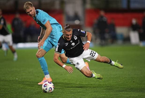Fussball, Herren, 3.Liga, Saison 2025 2026, TSV 1860 München - FC Viktoria Köln, Grünwalder Stadion Lars Dietz (FC Viktoria Köln) (li.) foult Sigurd Haugen (TSV 1860 München) (re.) im Zweikampf sieht danach die gelb rote Karte, Platzverweis, Foul