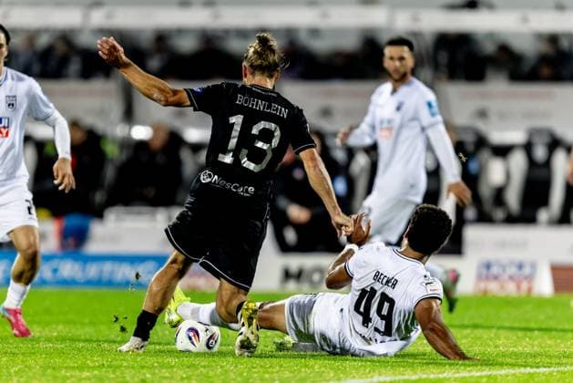 Fussball, Saison 2025 2026, 3. Liga, Donaustadion Ulm, 9. Spieltag, SSV Ulm 1846 Fußball - 1. FC Schweinfurt 05, 01.10.2025 01.10.2025, Fussball, Saison 2025 2026, 3. Liga, Donaustadion Ulm, 9. Spieltag, SSV Ulm 1846 Fußball - 1. FC Schweinfurt 05, v.l. 13 Kristian Böhnlein (1.FC Schweinfurt 05), 49 Andre Becker (SSV Ulm 1846 Fußball) Foto: Lucca Fundel Ulm Donaustadion Baden-Württemberg Deutschland