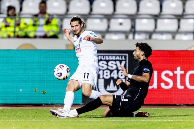 Fussball, Saison 2025 2026, 3. Liga, Donaustadion Ulm, 9. Spieltag, SSV Ulm 1846 Fußball - 1. FC Schweinfurt 05, 01.10.2025 01.10.2025, Fussball, Saison 2025 2026, 3. Liga, Donaustadion Ulm, 9. Spieltag, SSV Ulm 1846 Fußball - 1. FC Schweinfurt 05, v.l. 11 Dennis Chessa (SSV Ulm 1846 Fußball), 11 Ekin Celebi (1.FC Schweinfurt 05) Foto: Lucca Fundel Ulm Donaustadion Baden-Württemberg Deutschland