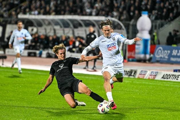 GER, 3. Liga, SSV Ulm 1846 vs 1. FC Schweinfurt 05 01.10.2025, Donaustadion, Ulm, GER, 3. Liga, SSV Ulm 1846 vs 1. FC Schweinfurt 05, im Bild Devin Angleberger (Schweinfurt, 3) kann Elias Löder Loeder (SSV Ulm, 25) erfolgreich stoeren
