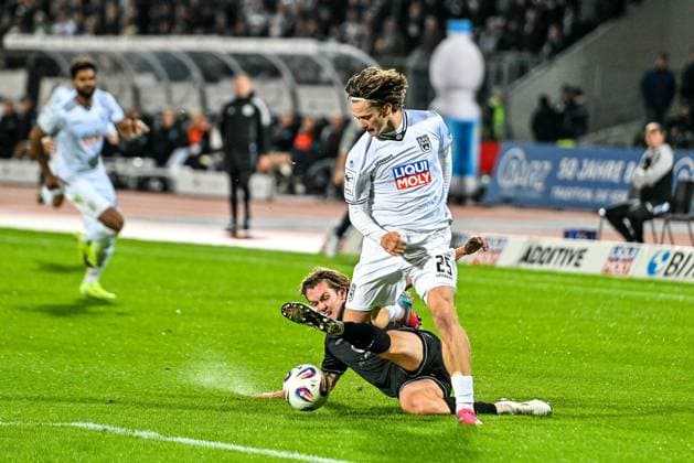 GER, 3. Liga, SSV Ulm 1846 vs 1. FC Schweinfurt 05 01.10.2025, Donaustadion, Ulm, GER, 3. Liga, SSV Ulm 1846 vs 1. FC Schweinfurt 05, im Bild Devin Angleberger (Schweinfurt, 3), Elias Löder Loeder (SSV Ulm, 25)