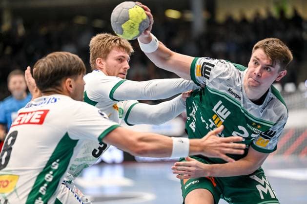 Goeppingen, Deutschland, 01.10.25: Lucas Krzikalla (SC DHfK Leipzig), Franz Semper (SC DHfK Leipzig) und Oskar Sunnefeldt (FRISCH AUF! Goeppingen) im Zweikampf waehrend des DHB Pokal 2 Runde Spiels zwischen FRISCH AUF! Goeppingen vs SC DHfK Leipzig in der EWS Arena am 01. Oktober 2025 in Goeppingen, Deutschland. (Foto von Harry Langer DeFodi Images) Goeppingen, Germany, 01.10.25: Lucas Krzikalla (SC DHfK Leipzig), Franz Semper (SC DHfK Leipzig) und Oskar Sunnefeldt (FRISCH AUF! Goeppingen) battle for the ball during the DHB Pokal 2 Runde match between FRISCH AUF! Goeppingen vs SC DHfK Leipzig at EWS Arena on October 1, 2025 in Goeppingen, Germany. (Photo by Harry Langer DeFodi Images) (Photo by Harry Langer DeFodi Images) Goeppingen, Germany, 01 10 25 Lucas Krzikalla SC DHfK Leipzig , Franz Semper SC DHfK Leipzig and Oskar Sunnefeldt FRISCH AUF Goeppingen in a duel during the DHB Pokal 2 round match between FRISCH AUF Goeppingen vs SC DHfK Leipzig at EWS Arena on October 01, 2025 in Goeppingen, Germany Photo by Harry Langer DeFodi Images Goeppingen, Germany, 01 10 25 Lucas Krzikalla SC DHfK Leipzig , Franz Semper SC DHfK Leipzig and Oskar Sunnefeldt FRISCH AUF Goeppingen battle for the ball during the DHB Pokal 2 Runde match between FRISCH AUF Goeppingen vs SC DHfK Leipzig at EWS Arena on October 1, 2025 in Goeppingen, Germany Photo by Harry Langer DeFodi Images Photo by Harry Langer DeFodi Images