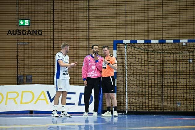 Mohamed El-Tayar (HSV Hamburg, 12) diskutiert nach einem Foul mit dem Schiedsrichter - HC Elbflorenz 2006 vs. HSV Hamburg, DHB-Pokal Herren, Spielzeit 2025 2026, 01.10.2025 HC Elbflorenz 2006 vs. HSV Hamburg - DHB-Pokal Herren, Spielzeit 2025 2026, 01.10.2025 Dresden Copyright: xEibner-Pressefoto xHoepnerx EP_PHR