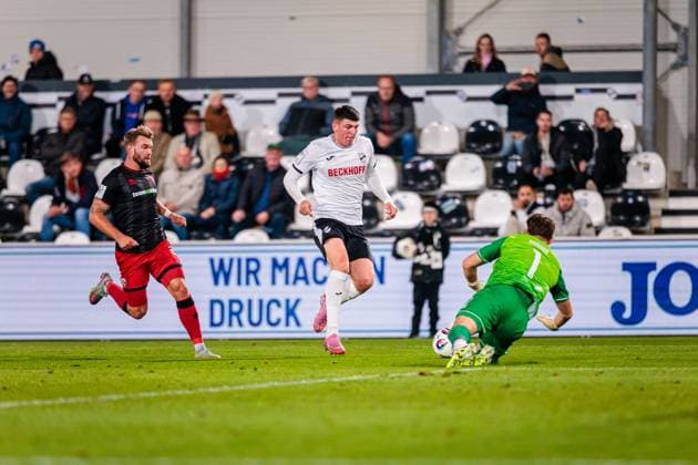 v.l. Yannick Deichmann (FC Ingolstadt 04, 20), Alessio Besio (SC Verl, 23), Markus Ponath (FC Ingolstadt 04, 01) GER, SC Verl vs. FC Ingolstadt 04, Fussball, 3. Liga, 9. Spieltag, Spielzeit 2025 2026, 01.10.2025 GER, SC Verl vs. FC Ingolstadt 04, Fussball, 3. Liga, 9. Spieltag, Spielzeit 2025 2026, 01.10.2025 Verl Copyright: xEibner-Pressefoto JanxRollingerx EP_JSK