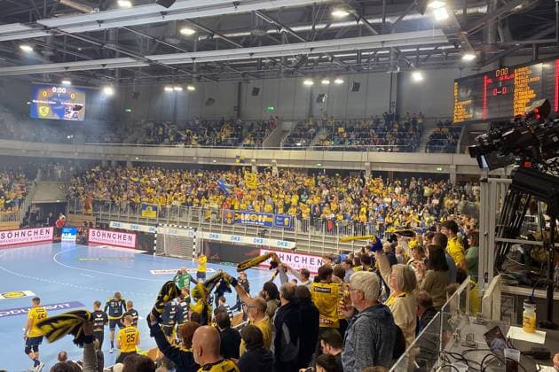 01.10.2025, xmohx, Handball DHB Pokal, Rhein Neckar Loewen - SG Flensburg-Handewitt v.l. Übersicht Halle Tribünen Fans Zuschauer (DFL DFB REGULATIONS PROHIBIT ANY USE OF PHOTOGRAPHS as IMAGE SEQUENCES and or QUASI-VIDEO) Heidelberg