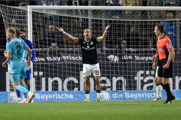 Sigurd Haugen (TSV 1860 Muenchen, 22) reklamiert ein Handspiel, welches aber nicht geahndet wird GER, TSV 1860 Muenchen vs. Viktoria Koeln 1904, Fussball, 3. Bundesliga, 9. Spieltag, Saison 2025 2026, 01.10.2025. (DFL DFB REGULATIONS PROHIBIT ANY USE OF PHOTOGRAPHS as IMAGE SEQUENCES and or QUASI-VIDEO). GER, TSV 1860 Muenchen vs. Viktoria Koeln 1904, Fussball, 3. Bundesliga, 9. Spieltag, Saison 2025 2026, 01.10.2025. Muenchen Copyright: xEibner-Pressefoto HeikexFeinerx EP_HFR