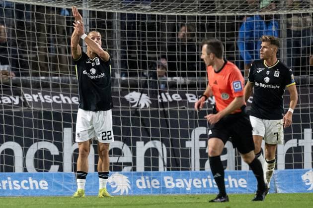 Sigurd Haugen (TSV 1860 Muenchen, 22) reklamiert ein Handspiel, welches aber nicht geahndet wird, rechts Florian Niederlechner (TSV 1860 Muenchen, 07) GER, TSV 1860 Muenchen vs. Viktoria Koeln 1904, Fussball, 3. Bundesliga, 9. Spieltag, Saison 2025 2026, 01.10.2025. (DFL DFB REGULATIONS PROHIBIT ANY USE OF PHOTOGRAPHS as IMAGE SEQUENCES and or QUASI-VIDEO). GER, TSV 1860 Muenchen vs. Viktoria Koeln 1904, Fussball, 3. Bundesliga, 9. Spieltag, Saison 2025 2026, 01.10.2025. Muenchen Copyright: xEibner-Pressefoto HeikexFeinerx EP_HFR