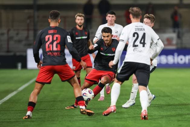 3. Liga; SC Verl - FC Ingolstadt 04; eingekesselt Fredrik Carlsen (8, FCI) Marcel Costly (22, FCI) Stöcker Michel (24 Verl) 3. Liga - FC Ingolstadt 04 Saison 2025 2026 SC Verl