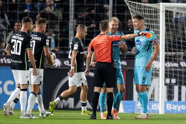 Lars Dietz (FC Viktoria Koeln, 2) und Christoph Greger (FC Viktoria Koeln, 15) diskutieren mit Lukas Benen (Schiedsrichter) die soeben gezeigte gelb rote Karte GER, TSV 1860 Muenchen vs. Viktoria Koeln 1904, Fussball, 3. Bundesliga, 9. Spieltag, Saison 2025 2026, 01.10.2025. (DFL DFB REGULATIONS PROHIBIT ANY USE OF PHOTOGRAPHS as IMAGE SEQUENCES and or QUASI-VIDEO). GER, TSV 1860 Muenchen vs. Viktoria Koeln 1904, Fussball, 3. Bundesliga, 9. Spieltag, Saison 2025 2026, 01.10.2025. Muenchen Copyright: xEibner-Pressefoto HeikexFeinerx EP_HFR