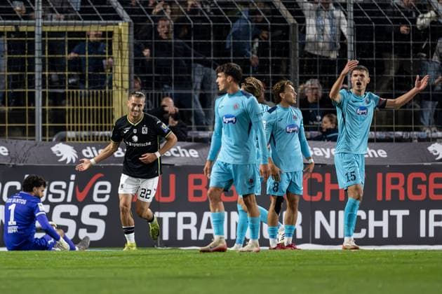 Sigurd Haugen (TSV 1860 Muenchen, 22) jubelt, die Koelner um Eduardo Dos Santos Haesler - Dudu (Torwart, FC Viktoria Koeln, 1) sind bedient nach dem Tor von Max Christiansen (TSV 1860 Muenchen, 13) - nicht im Bild - zum 1:2 - Anschluss GER, TSV 1860 Muenchen vs. Viktoria Koeln 1904, Fussball, 3. Bundesliga, 9. Spieltag, Saison 2025 2026, 01.10.2025. (DFL DFB REGULATIONS PROHIBIT ANY USE OF PHOTOGRAPHS as IMAGE SEQUENCES and or QUASI-VIDEO). GER, TSV 1860 Muenchen vs. Viktoria Koeln 1904, Fussball, 3. Bundesliga, 9. Spieltag, Saison 2025 2026, 01.10.2025. Muenchen Copyright: xEibner-Pressefoto HeikexFeinerx EP_HFR