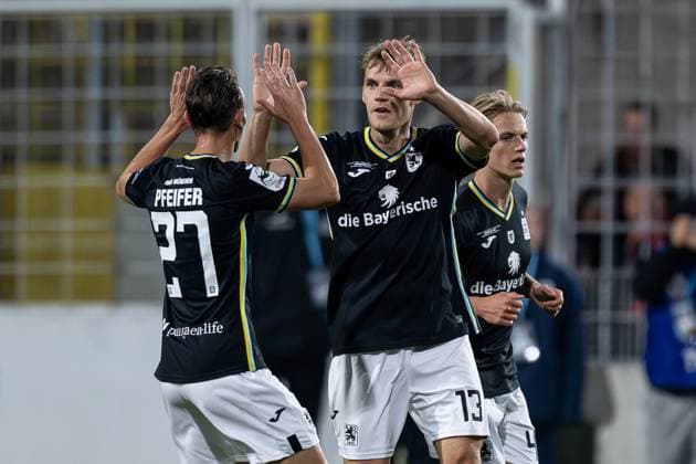 Manuel Pfeifer (TSV 1860 Muenchen, 27) bejubelt mit Max Christiansen (TSV 1860 Muenchen, 13) dessen Tor zum 1:2 - Anschluss GER, TSV 1860 Muenchen vs. Viktoria Koeln 1904, Fussball, 3. Bundesliga, 9. Spieltag, Saison 2025 2026, 01.10.2025. (DFL DFB REGULATIONS PROHIBIT ANY USE OF PHOTOGRAPHS as IMAGE SEQUENCES and or QUASI-VIDEO). GER, TSV 1860 Muenchen vs. Viktoria Koeln 1904, Fussball, 3. Bundesliga, 9. Spieltag, Saison 2025 2026, 01.10.2025. Muenchen Copyright: xEibner-Pressefoto HeikexFeinerx EP_HFR