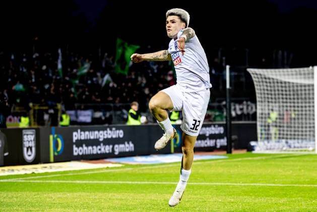 Fussball, Saison 2025 2026, 3. Liga, Donaustadion Ulm, 9. Spieltag, SSV Ulm 1846 Fußball - 1. FC Schweinfurt 05, 01.10.2025 01.10.2025, Fussball, Saison 2025 2026, 3. Liga, Donaustadion Ulm, 9. Spieltag, SSV Ulm 1846 Fußball - 1. FC Schweinfurt 05, Torjubel Jubel Freude nach Treffer Tor Torschuss zum 2:1 durch 32 Niklas Kölle (SSV Ulm 1846 Fußball) Foto: Lucca Fundel Ulm Donaustadion Baden-Württemberg Deutschland