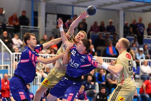 Marian Michalczik (Burgdorf) im Zweikampf mit Moritz Koester (Dormagen, links) und Jan-Christian Schmidt (Dormagen) TSV Bayer Dormagen vs TSV Hannover-Burgdorf, Handball, DHB-Pokal, 01.10.2025 TSV Bayer Dormagen vs TSV Hannover-Burgdorf, Handball, DHB-Pokal, 01.10.2025 Dormagen Copyright: xEibner-Pressefotox EP_RWS