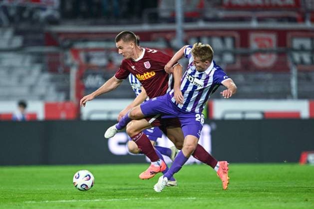 3. Liga - 25 26 - VfL Osnabrück - SSV Jahn Regensburg am 01.10.2025 an der Bremer Brücke in Osnabrück Florian Dietz (Regensburg) im Zweikampf gegen Fridolin Wagner (Osnabrueck)