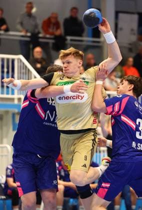 Vilhelm Poulsen (Burgdorf) im Zweikampf mit Maximilian Schmidt (Dormagen, rechts) TSV Bayer Dormagen vs TSV Hannover-Burgdorf, Handball, DHB-Pokal, 01.10.2025 TSV Bayer Dormagen vs TSV Hannover-Burgdorf, Handball, DHB-Pokal, 01.10.2025 Dormagen Copyright: xEibner-Pressefotox EP_RWS