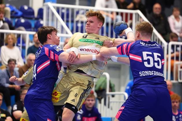 Vilhelm Poulsen (Burgdorf) im Zweikampf mit Maximilian Schmidt (Dormagen, links) und Frederik Sondermann (Dormagen) TSV Bayer Dormagen vs TSV Hannover-Burgdorf, Handball, DHB-Pokal, 01.10.2025 TSV Bayer Dormagen vs TSV Hannover-Burgdorf, Handball, DHB-Pokal, 01.10.2025 Dormagen Copyright: xEibner-Pressefotox EP_RWS