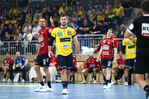 01.10.2025, xmohx, Handball DHB Pokal, Rhein Neckar Loewen - SG Flensburg-Handewitt v.l. Kent Robin Tonnesen (SG Flensburg-Handewitt) Jannik Kohlbacher (Rhein Neckar Loewen) (DFL DFB REGULATIONS PROHIBIT ANY USE OF PHOTOGRAPHS as IMAGE SEQUENCES and or QUASI-VIDEO) Heidelberg