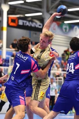 Marian Michalczik (Burgdorf) im Zweikampf mit Krischa Leis (Dormagen, links) TSV Bayer Dormagen vs TSV Hannover-Burgdorf, Handball, DHB-Pokal, 01.10.2025 TSV Bayer Dormagen vs TSV Hannover-Burgdorf, Handball, DHB-Pokal, 01.10.2025 Dormagen Copyright: xEibner-Pressefotox EP_RWS