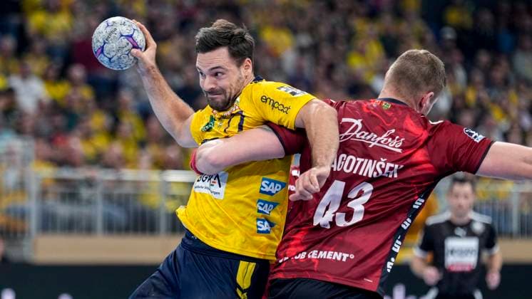 v.li.: Dani Baijens (RNL, 77), Blaz Blagotinsek (Flensburg, 43), Zweikampf, Spielszene, Duell, duel, tackle, tackling, Dynamik, Action, Aktion, 01.10.2025, Heidelberg (Deutschland), Handball, DHB-Pokal, 2. Runde, Rhein-Neckar Löwen - SG Flensburg-Handewitt