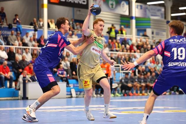 Lukas Stutzke (Burgdorf) im Zweikampf mit Moritz Koester (Dormagen) TSV Bayer Dormagen vs TSV Hannover-Burgdorf, Handball, DHB-Pokal, 01.10.2025 TSV Bayer Dormagen vs TSV Hannover-Burgdorf, Handball, DHB-Pokal, 01.10.2025 Dormagen Copyright: xEibner-Pressefotox EP_RWS
