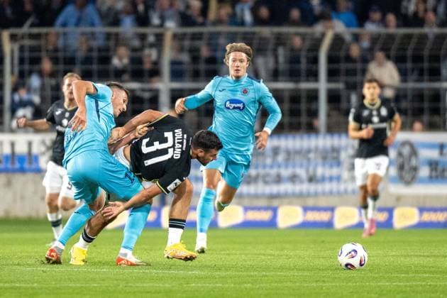 Christoph Greger 15 (Viktoria Koeln 1904), im Zweikampf mit Kevin Volland 31 (TSV 1860 Muenchen), TSV 1860 Muenchen vs. Viktoria Koeln 1904, 3. Liga, 9. Spieltag, 01.10.2025 DFB regulations prohibit any use of photographs as image sequences and or quasi-video Muenchen Bayern Deutschland