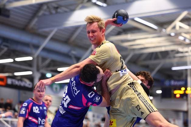 Marian Michalczik (Burgdorf) im Zweikampf mit Peter Strosack (Dormagen) TSV Bayer Dormagen vs TSV Hannover-Burgdorf, Handball, DHB-Pokal, 01.10.2025 TSV Bayer Dormagen vs TSV Hannover-Burgdorf, Handball, DHB-Pokal, 01.10.2025 Dormagen Copyright: xEibner-Pressefotox EP_RWS