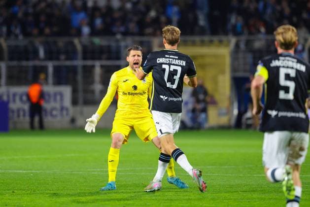 Rene Vollath (11, TSV 1860 München) und Max Christiansen (13, TSV 1860 München) Tor zum 1 : 2 beim Spiel zwischen TSV 1860 München v FC Viktoria Köln, Fußball, Herren, 3.Liga, 2025 2026, 9.Spieltag am 01.10.2025 in München, Stadion a. d. Grünwalder Straße. Bayern Deutschland