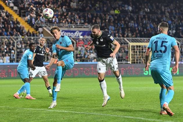Tor Patrick HOBSCH (TSV 1860 Muenchen) zum 2-2 Kopfball,li:Tim KLOSS (K). Fussball 3.Liga,9.Spieltag, Saison 2025 26 TSV 1860 Muenchen - Viktoria Koeln am 01.10.2025 GRUENWALDER STADION.