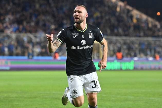 Torjubel Patrick HOBSCH (TSV 1860 Muenchen) nach Tor zum 2-2,Jubel,Freude,Begeisterung, Aktion,Einzelbild,angeschnittenes Einzelmotiv,Halbfigur,halbe Figur. Fussball 3.Liga,9.Spieltag, Saison 2025 26 TSV 1860 Muenchen - Viktoria Koeln am 01.10.2025 GRUENWALDER STADION.