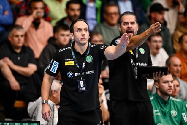 Goeppingen, Deutschland, 01.10.25: Trainer Raul Alonso (SC DHfK Leipzig) gestikuliert, gestik waehrend des DHB Pokal 2 Runde Spiels zwischen FRISCH AUF! Goeppingen vs SC DHfK Leipzig in der EWS Arena am 01. Oktober 2025 in Goeppingen, Deutschland. (Foto von Harry Langer DeFodi Images) Goeppingen, Germany, 01.10.25: Trainer Raul Alonso (SC DHfK Leipzig) gestures during the DHB Pokal 2 Runde match between FRISCH AUF! Goeppingen vs SC DHfK Leipzig at EWS Arena on October 1, 2025 in Goeppingen, Germany. (Photo by Harry Langer DeFodi Images) (Photo by Harry Langer DeFodi Images) Goeppingen, Germany, 01 10 25 Coach Raul Alonso SC DHfK Leipzig gestures, gestures during the DHB Pokal 2 round match between FRISCH AUF Goeppingen vs SC DHfK Leipzig at EWS Arena on October 01 2025 in Goeppingen, Germany Photo by Harry Langer DeFodi Images Goeppingen, Germany, 01 10 25 Trainer Raul Alonso SC DHfK Leipzig gestures during the DHB Pokal 2 Runde match between FRISCH AUF Goeppingen vs SC DHfK Leipzig at EWS Arena on October 1, 2025 in Goeppingen, Germany Photo by Harry Langer DeFodi Images Photo by Harry Langer DeFodi Images