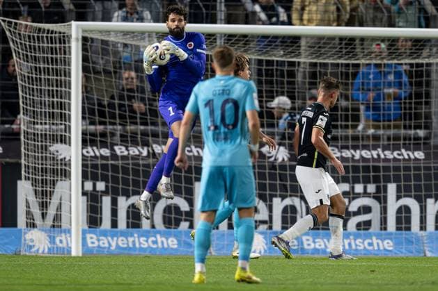 Eduardo Dos Santos Haesler - Dudu (Torwart, FC Viktoria Koeln, 1) sichert den Ball GER, TSV 1860 Muenchen vs. Viktoria Koeln 1904, Fussball, 3. Bundesliga, 9. Spieltag, Saison 2025 2026, 01.10.2025. (DFL DFB REGULATIONS PROHIBIT ANY USE OF PHOTOGRAPHS as IMAGE SEQUENCES and or QUASI-VIDEO). GER, TSV 1860 Muenchen vs. Viktoria Koeln 1904, Fussball, 3. Bundesliga, 9. Spieltag, Saison 2025 2026, 01.10.2025. Muenchen Copyright: xEibner-Pressefoto HeikexFeinerx EP_HFR