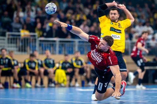 DHB-Pokal 2025 26 2. Runde: Rhein-Neckar Löwen vs. SG Flensburg-Handewitt; 01.10.2025 Johannes Golla (4; SGFH) wirft, während Jannik Kohlbacher (80; Rhein Neckar Löwen) verteidigt DHB-Pokal 2025 26 2. Runde: Rhein-Neckar Löwen vs. SG Flensburg-Handewitt im SNP-Dome in Heidelberg. DHB-Pokal 2025 26 2. Runde: Rhein-Neckar Löwen vs. SG Flensburg-Handewitt im SNP-Dome in Heidelberg. Copyright: xBEAUTIFULxSPORTS Gelhardtx