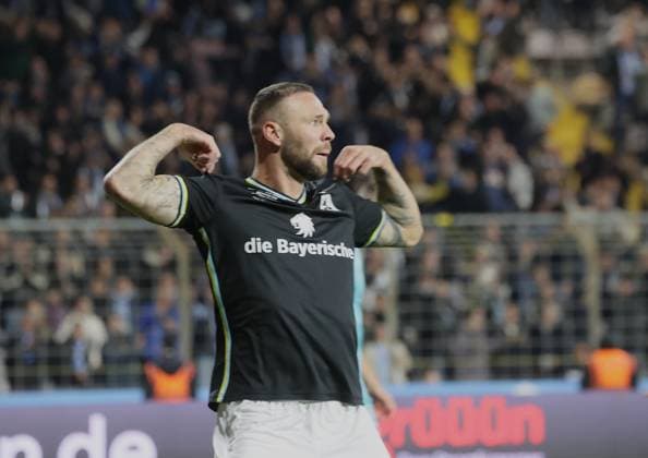 1860 Muenchens 34 Patrick HOBSCH nach seinem Tor zum 2:2. Fussball: 1860 - Koeln. 3.Fußball Liga, TSV 1860 München - FC Viktoria Köln, 9.Spieltag, Saison 2025-2026, am 1.10.2025 in Muenchen, S T A D I O N A N D E R G R U E N W A L D E R S T R A S S E, Deutschland. Quelle Copyright Credit : Oryk HAIST