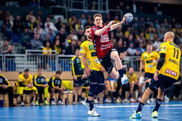 DHB-Pokal 2025 26 2. Runde: Rhein-Neckar Löwen vs. SG Flensburg-Handewitt; 01.10.2025 Domen Novak (75; SGFH) wirft aufs Tor, Dani Baijens (77; Rhein Neckar Löwen) verteidigt DHB-Pokal 2025 26 2. Runde: Rhein-Neckar Löwen vs. SG Flensburg-Handewitt im SNP-Dome in Heidelberg. Copyright: xBEAUTIFULxSPORTS Gelhardtx