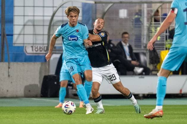 Tim Kloss 18 (Viktoria Koeln 1904) wird von Marvin Rittmueller 29 (TSV 1860 Muenchen) gestossen, TSV 1860 Muenchen vs. Viktoria Koeln 1904, 3. Liga, 9. Spieltag, 01.10.2025 DFB regulations prohibit any use of photographs as image sequences and or quasi-video Muenchen Bayern Deutschland