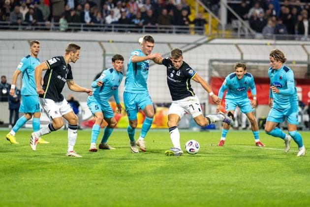 Leonhard Muenst 5 (Viktoria Koeln 1904), Simon Handle 7 (Viktoria Koeln 1904), Florian Niederlechner 7 (TSV 1860 Muenchen), Florian Engelhardt 8 (Viktoria Koeln 1904), TSV 1860 Muenchen vs. Viktoria Koeln 1904, 3. Liga, 9. Spieltag, 01.10.2025 DFB regulations prohibit any use of photographs as image sequences and or quasi-video Muenchen Bayern Deutschland
