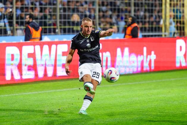 Marvin Rittmüller (29, TSV 1860 München) beim Spiel zwischen TSV 1860 München v FC Viktoria Köln, Fußball, Herren, 3.Liga, 2025 2026, 9.Spieltag am 01.10.2025 in München, Stadion a. d. Grünwalder Straße. Bayern Deutschland